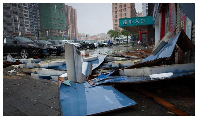 台风暴雨天如何正确开车?记住这五点,小白也敢上路了