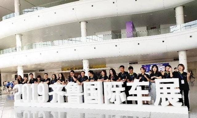 敬业的车展工作人员，欢乐大合影