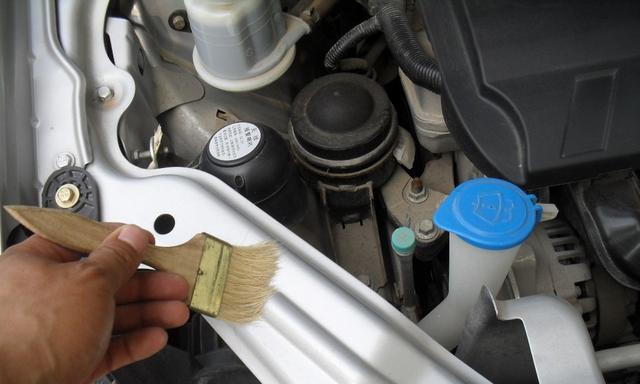 手把手教你如何正确清洗汽车发动机舱