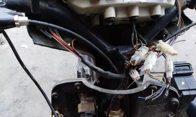 电动车有电时走时停，除了控制器或转把外，还有什么原因？