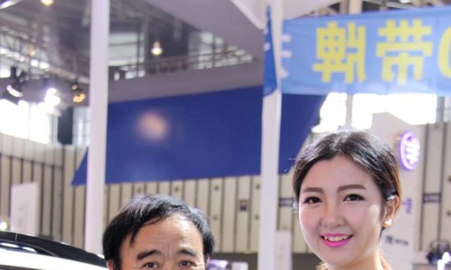 法拉利相中这位女大学生，本来很懵逼，看到她的模样，明白了