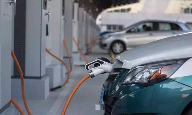 距燃油车禁售仅剩10年？网友：不敢买车了，开不了多少公里了