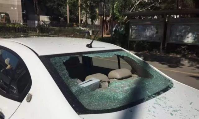 挡风玻璃碎了为何保险不赔偿？内行人：只因你忽略了一件事