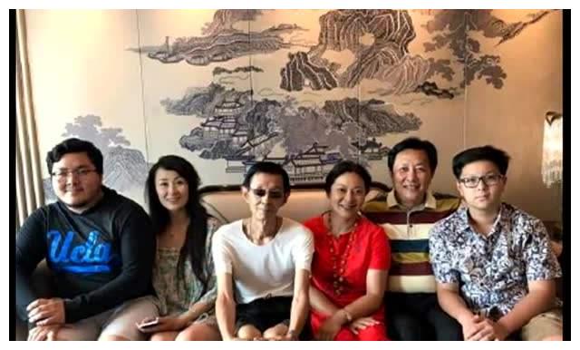 壮丽年轻时照片,与相差12岁的唐国强结为夫妻,同甘共苦无怨无悔