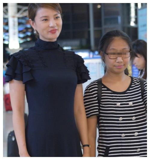 刘芳菲现身机场，真是才华与美貌共存的美人