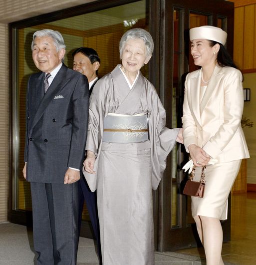5年前雅子和荷兰王后撞色气势不输,晚宴时纪子显"小家子气"
