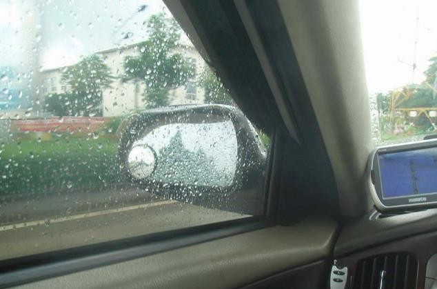 为啥有些车主下雨天会在车里放一块肥皂?老司机:知道原因你也放