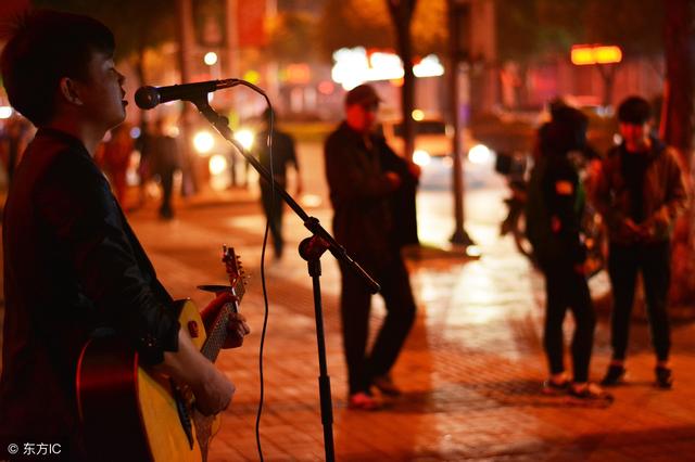 唱歌声音闷在喉咙里,声音放不开,该怎么解决?