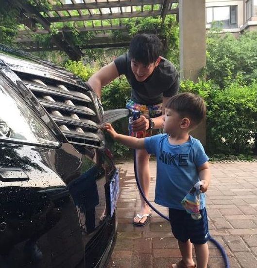他被称呼是霍思燕老公，开300万豪车，其妻座驾才有面子