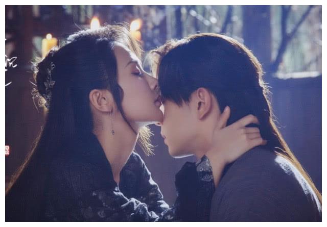 微博之夜邓伦杨紫久违同框,CP粉们过年了,《香