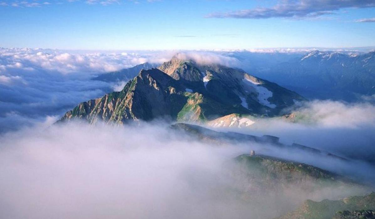 安徽的美景不只在黄山,此山是皖南三大高山之一,同样有奇松云海