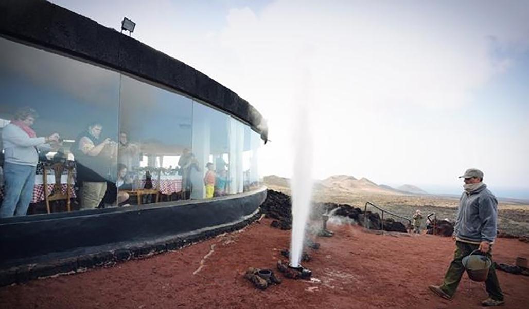 “红包雨”下了一整天！AI领衔除夕夜谁会站上C位？