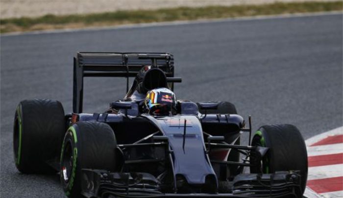 红牛赛车：设计迷人，车身由碳纤维材质打造，优秀