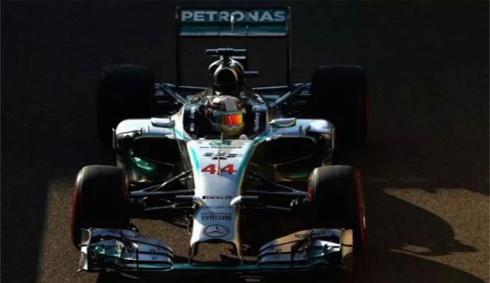 梅赛德斯赛车造型独特，格外引人注目的车身设计，令人向往