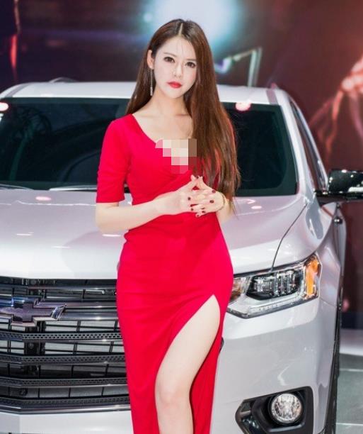 女性模特出现在雪佛兰车展上。