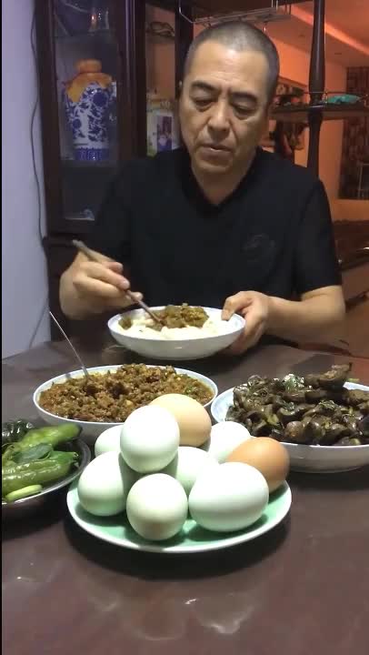 东北大哥家吃饭这是什么搭配打卤面配大腰子还有一