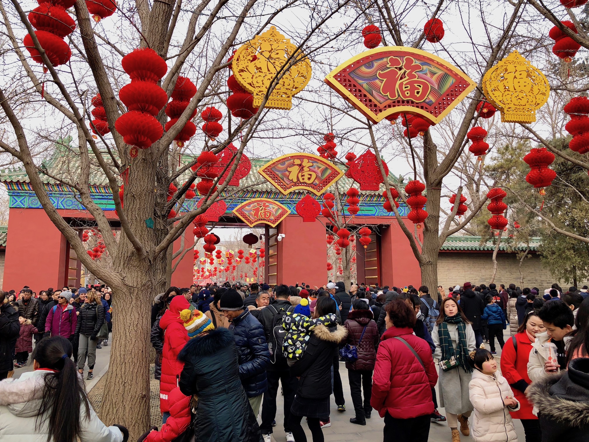 北京龙潭湖庙会加紧布置 红红火火喜迎狗年春节-国际在线