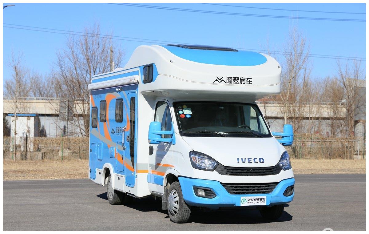 清新自然不做作 天蓝色的主色调 隆翠雪峰双拓展房车