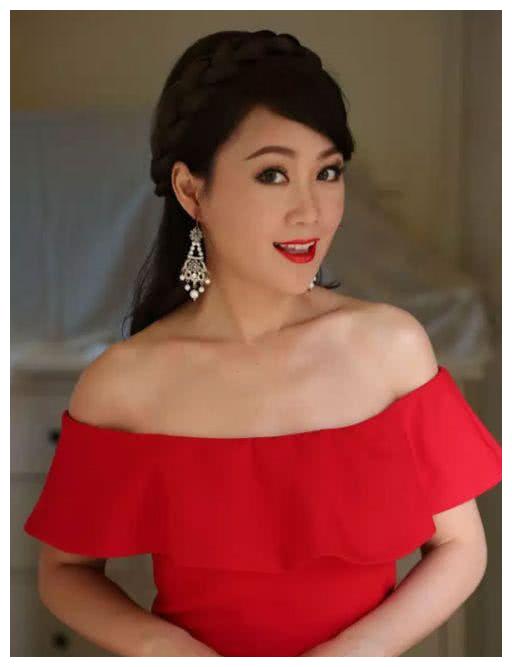 娱乐圈的4位“塌鼻子”美女，才18岁的她成为真美