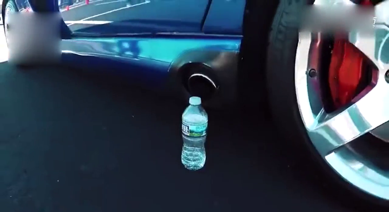 近距离感受一下超级跑车的强劲动力，看看那些崩飞的矿泉水瓶