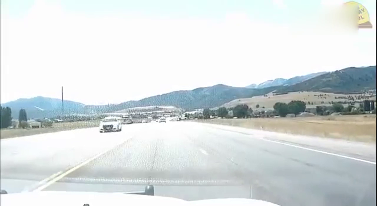 残片散落一地 车辆撞击卡车瞬间起火