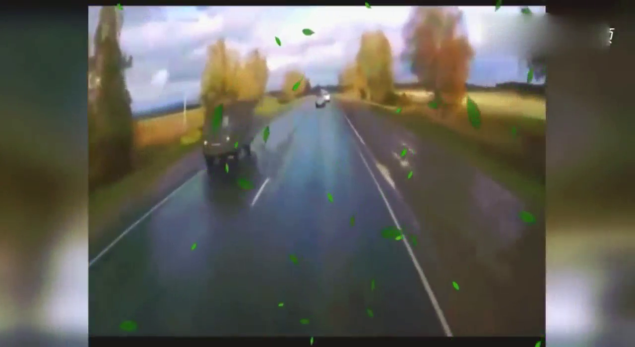 大卡车超速驾驶连撞三车 刹车后自己也翻到沟里