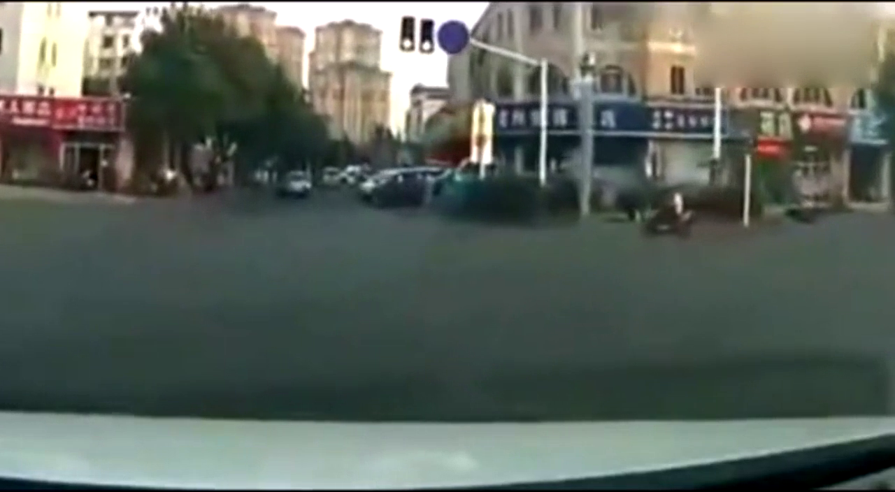 被闯红灯电动车害惨后，视频车主彻底愤怒，爆粗口