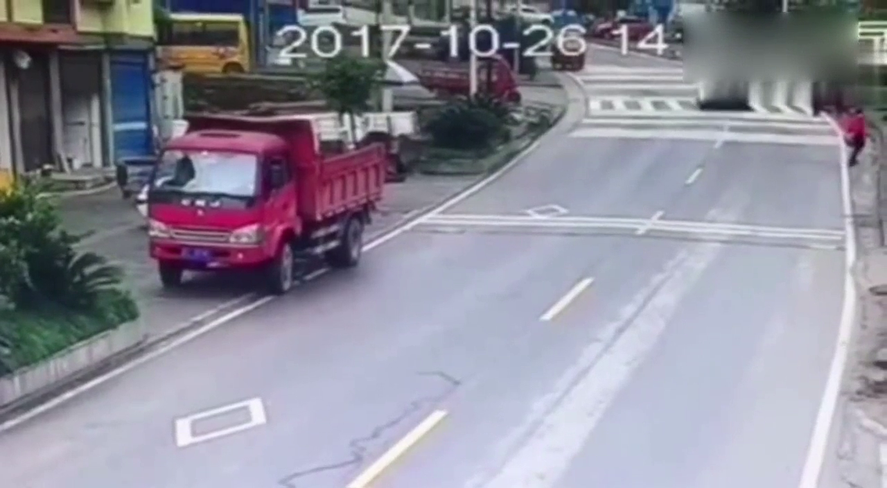 孩子过马路后又折返，逼走小卡车逼停大罐车!