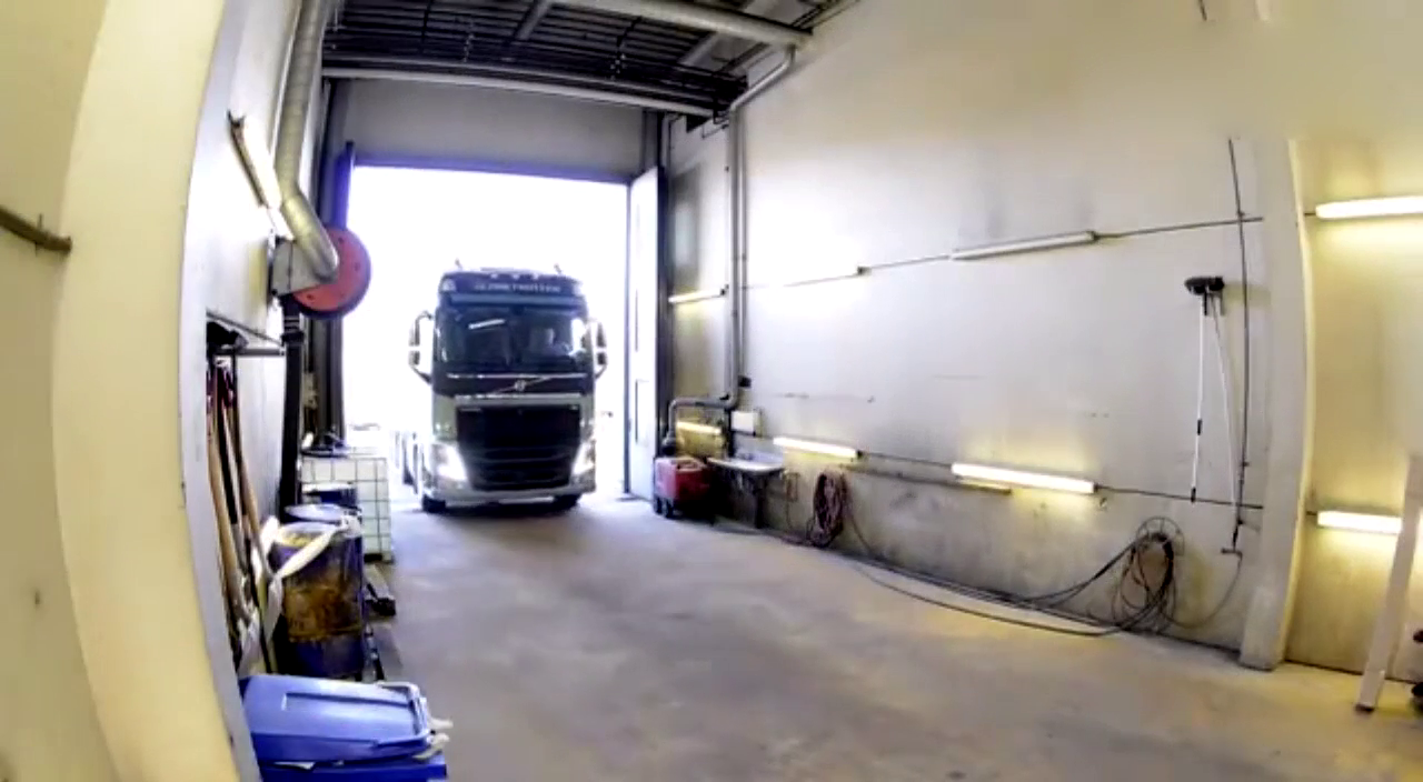 沃尔沃卡车变身土豪金全过程