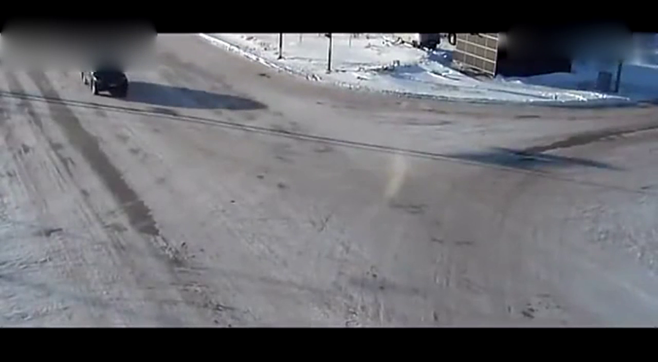 卡车司机冤，被罐车甩尾撞掉，司机淡定走出驾驶室