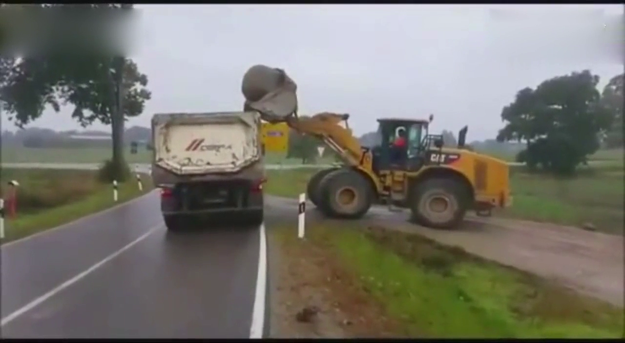 铲车司机大哥就你这一下，要是脾气不好的卡车司机绝对揍你一顿