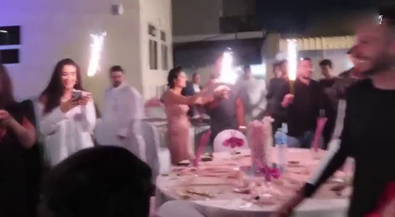 土豪过生日得到了一辆跑车和神秘礼物，打开包装那刻霸气开始