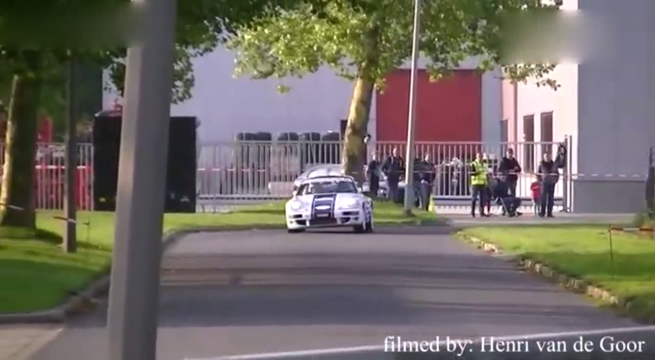 保时捷跑车,撞到围墙瞬间翻车