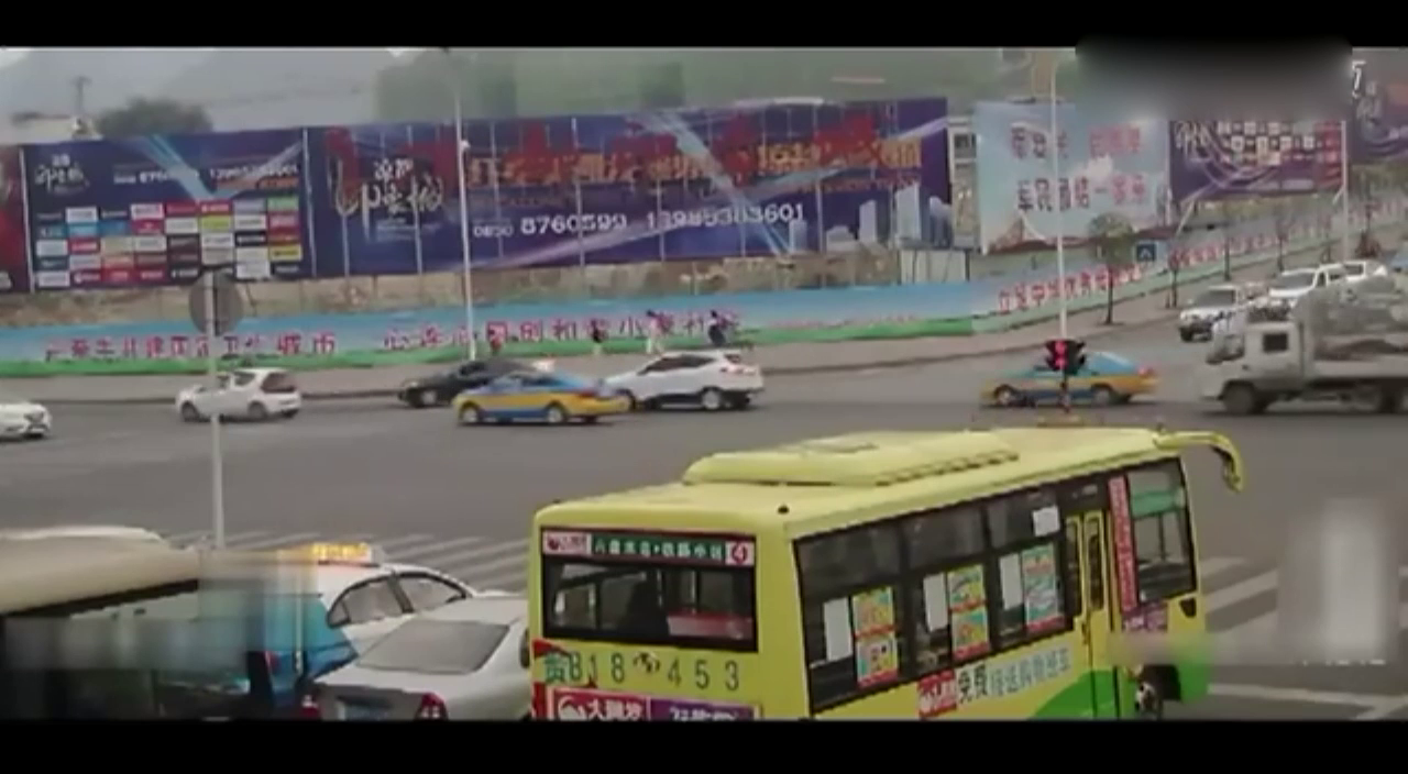 大卡车惊人翻转撞了4辆汽车 出租车差点被压扁