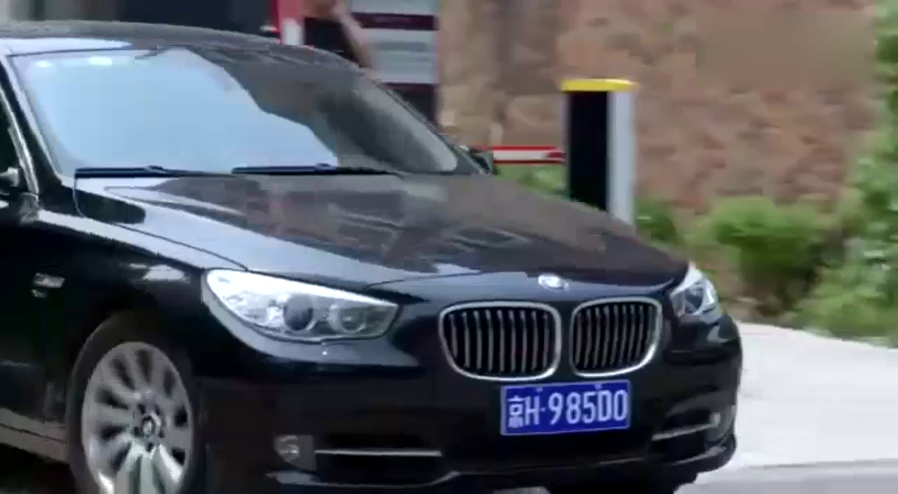 女子骑电动车撞上宝马后，没想到自己也能开上豪车