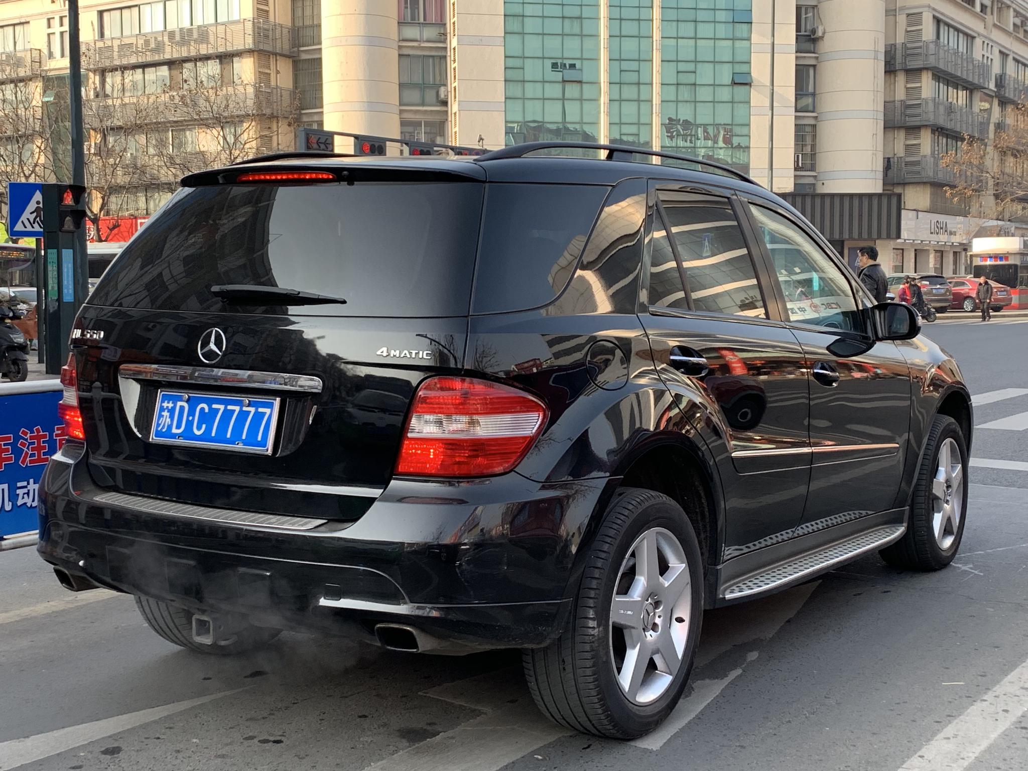 实拍少见的奔驰ML550,车牌还是四连号!