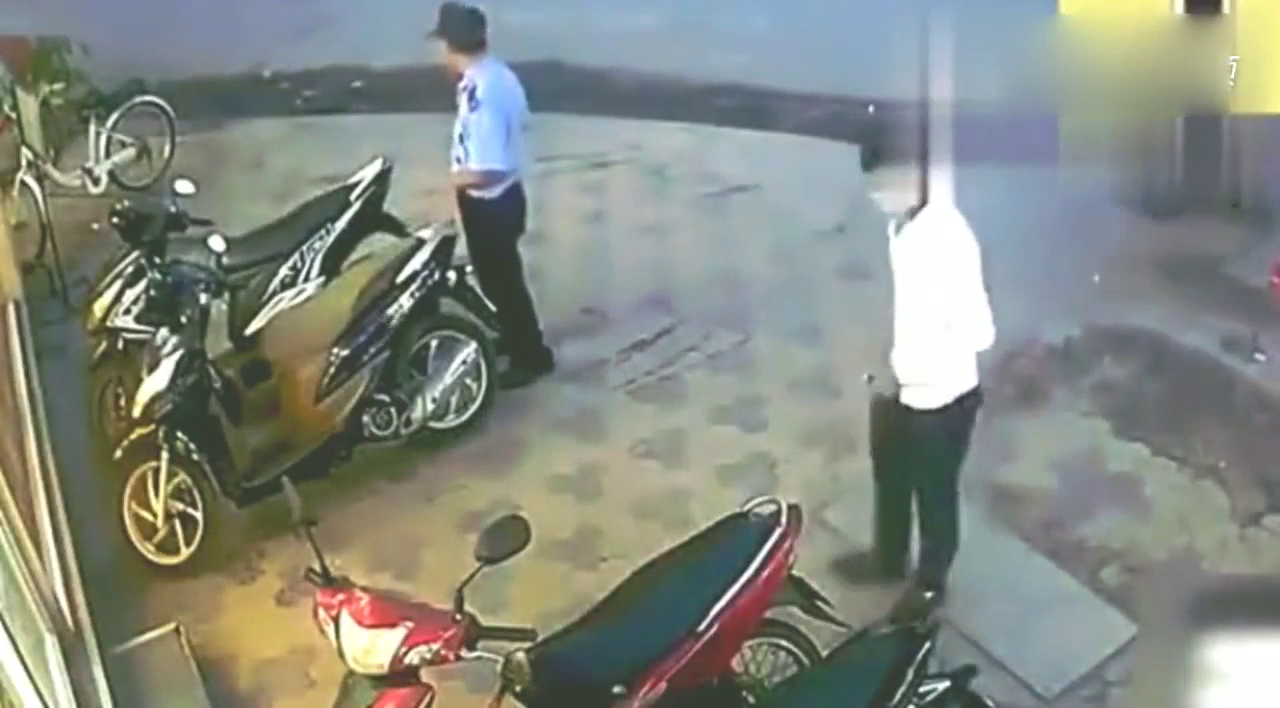 大胆男当保安的面把电动车 偷走，他怎么做到的
