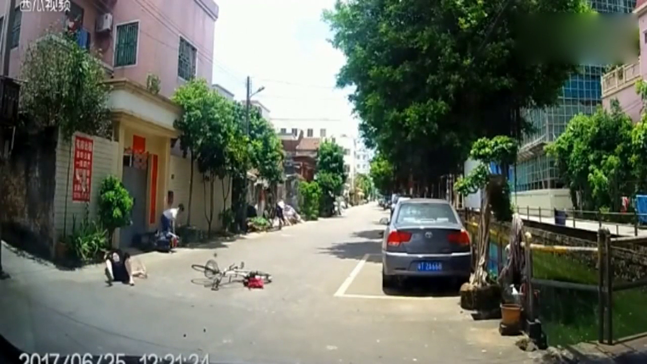 电动车撞自行车你敢看吗，场面心酸无比，赤裸裸的车祸现场啊