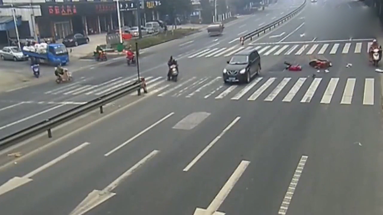 电动车是可恨还是可怜，变道头也不回，下一秒就被轿车撞飞