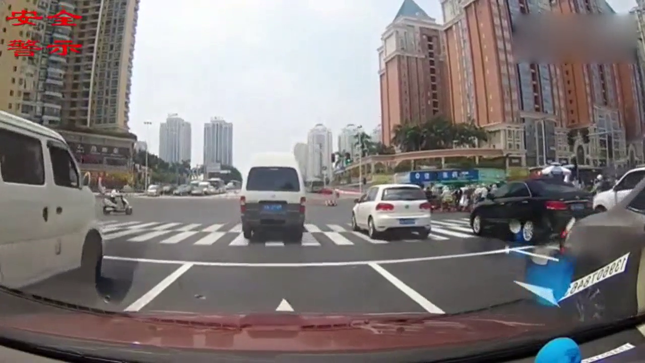 电动车女司机任性闯红灯被撞翻，这次逃过一劫算是命大了！