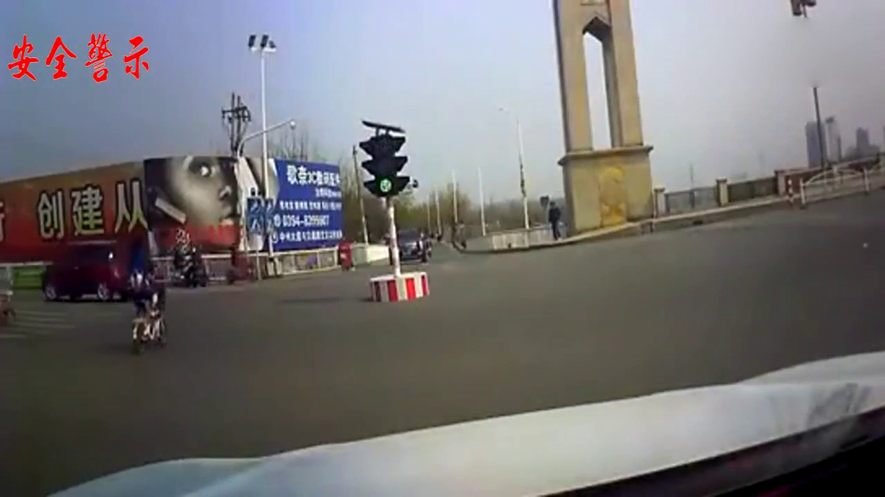 电动车妹子摔倒在地怒面相向，车主：这都能怪我？