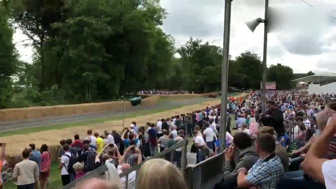 法拉利顶级超跑参加古德伍德速度节 声浪炸翻全场！