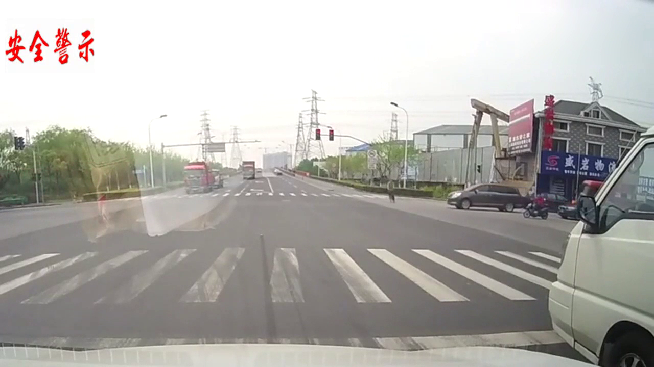 电动车逆行闯红灯被撞飞，网友：以后一定要遵守交通规则