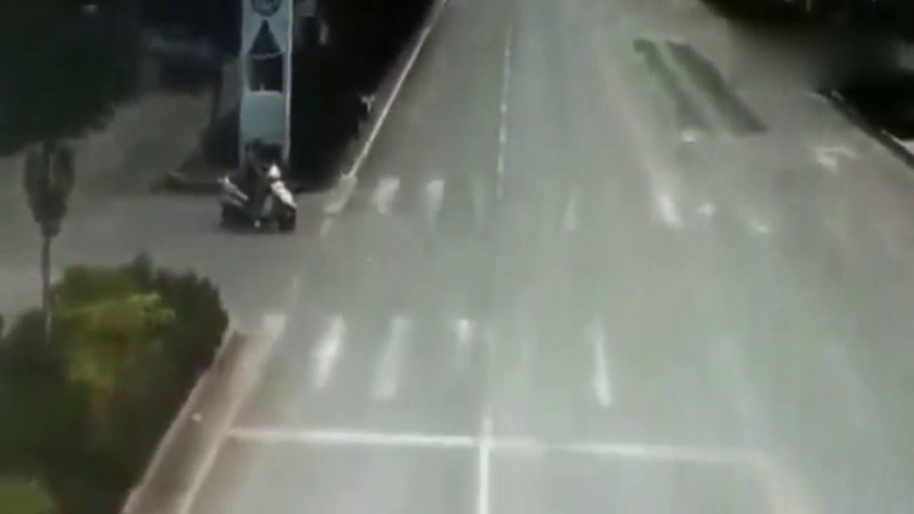 电动车冒死碰瓷，女司机及时出现，替大货车背了黑锅！