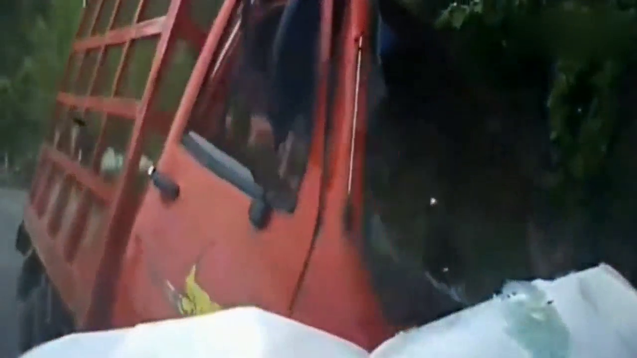 电动车和轿车对撞，大叔一点也不怂，吓得轿车司机当场都懵了