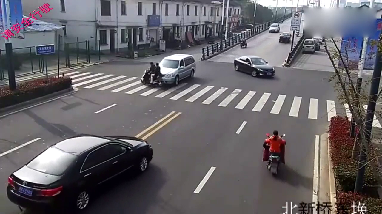 电动车装大以为别人不会撞他，结果瞬间杯具！