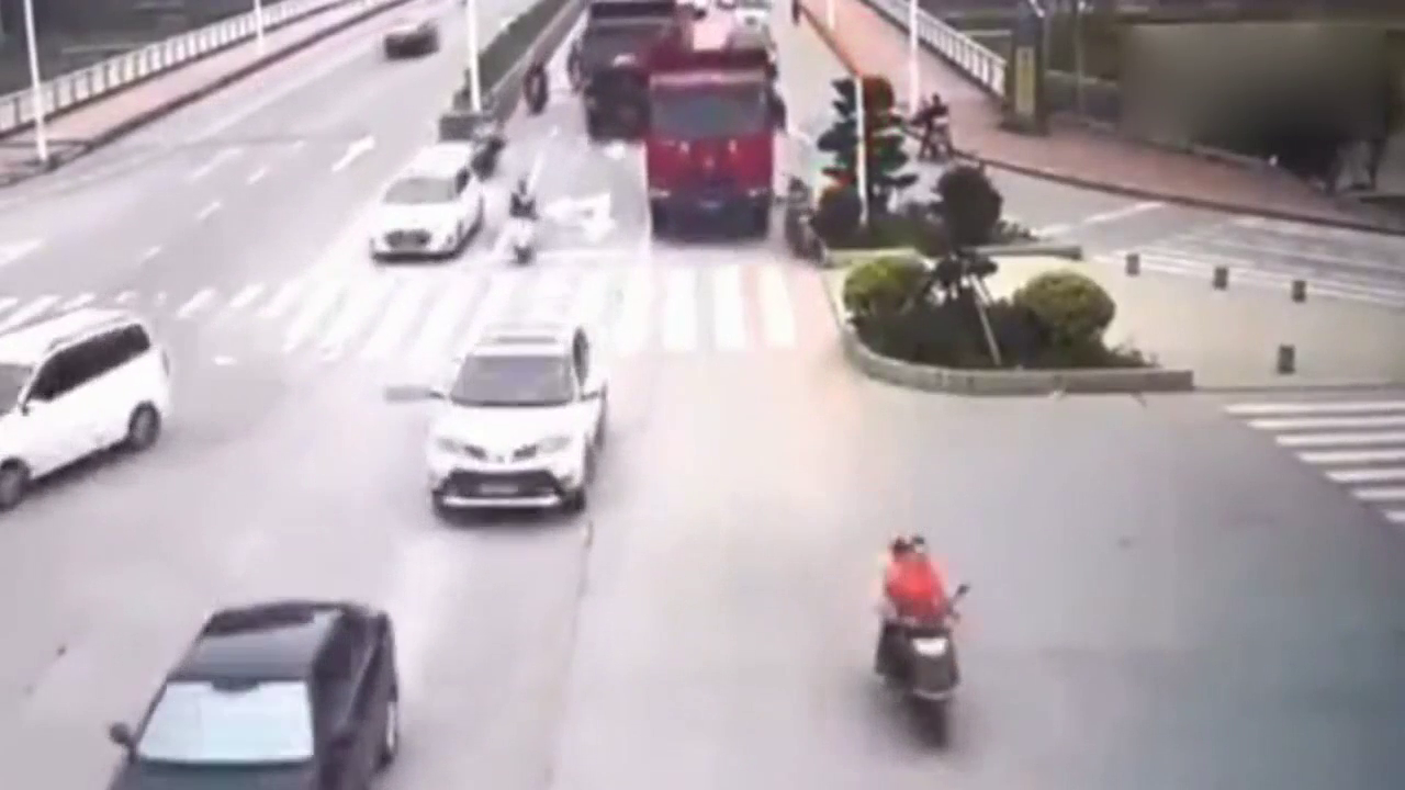 电动车明知道挤不过，可他还是要赌一把，结果他把命都赌进去了