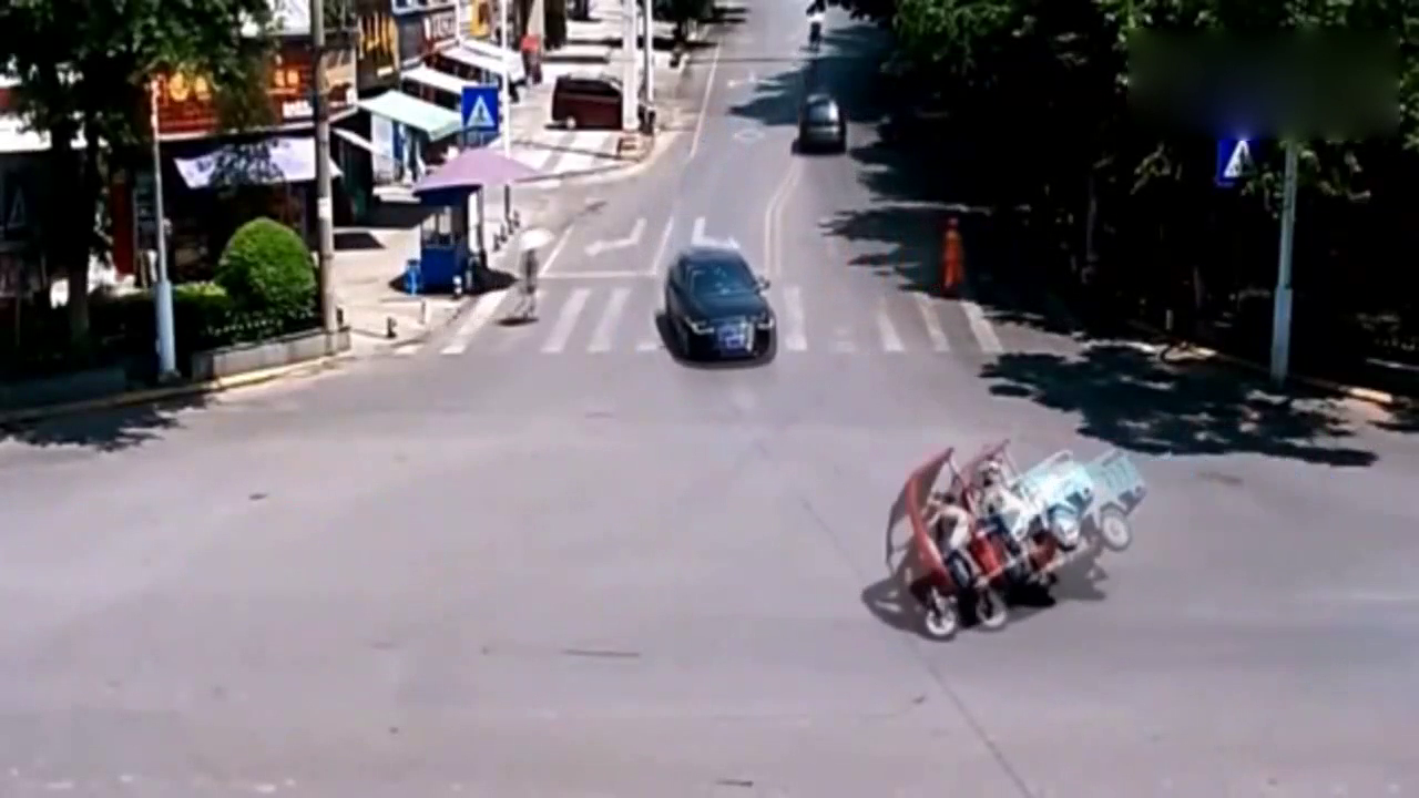 电动车和三轮车的较量，战斗力指数绝对不输机动车！