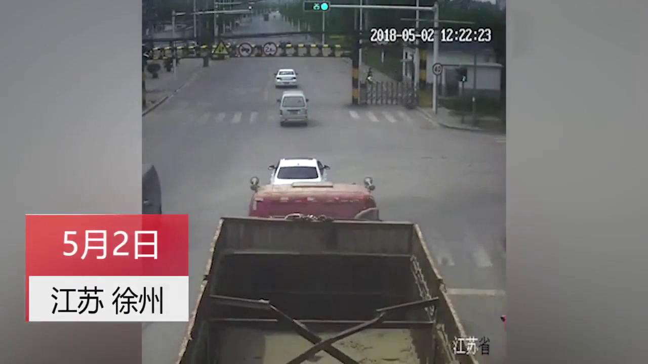 江苏大货车90度急转弯撞电动车 女子险些命丧当场