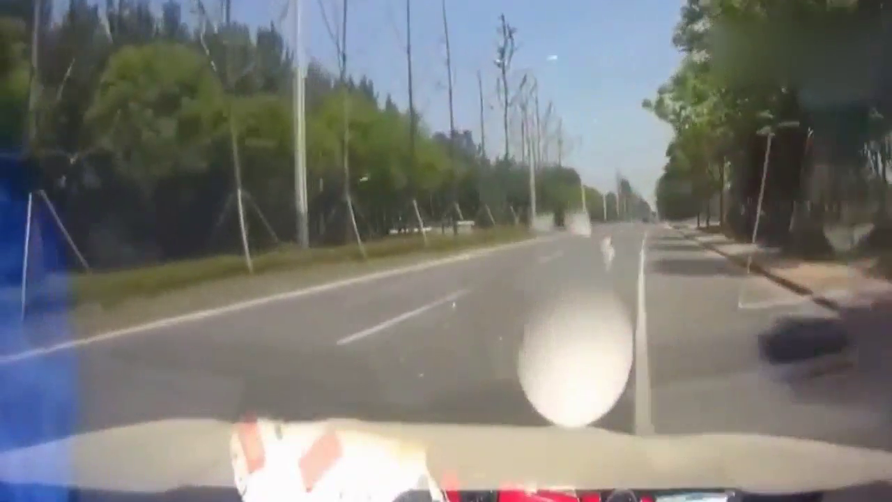 女司机不高兴后果很严重，撞了本田不过瘾，就连电动车也不放过